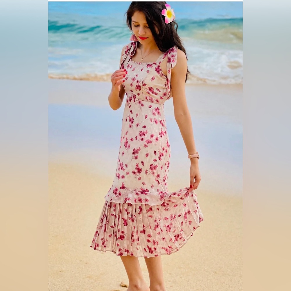 Lulus dress with tie shoulders and gorgeous detail.